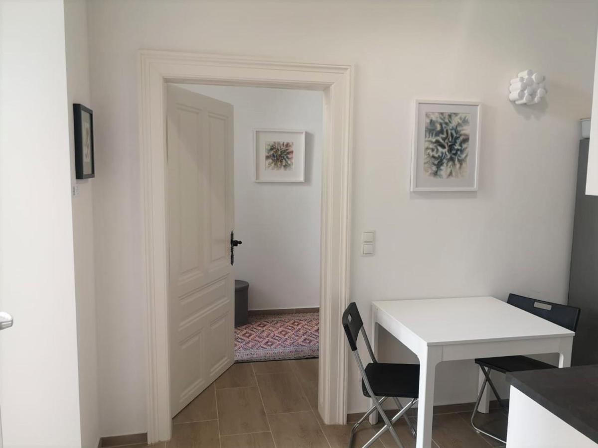Ruhige Art-Garconniere Mit Balkon Apartment Wina Bagian luar foto